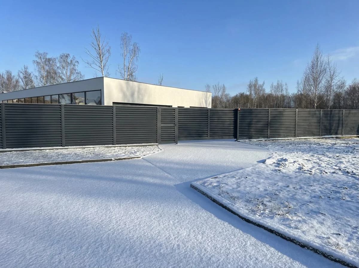 Дом со стороны въезда